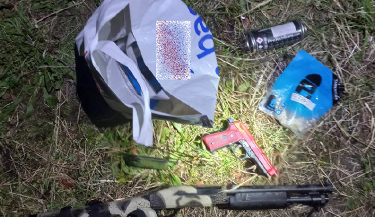 Muž se střelnou zbraní vyrazil k festivalovému areálu. Po pár minutách skončil v rukou policistů.