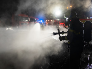 U Ostravy hořel koks na návěsu kamionu, škoda se odhaduje na milion korun. Po příčině požáru hasiči pátrají