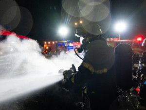 U Ostravy hořel koks na návěsu kamionu, škoda se odhaduje na milion korun. Po příčině požáru hasiči pátrají