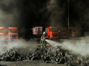 U Ostravy hořel koks na návěsu kamionu, škoda se odhaduje na milion korun. Po příčině požáru hasiči pátrají
