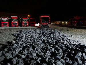 U Ostravy hořel koks na návěsu kamionu, škoda se odhaduje na milion korun. Po příčině požáru hasiči pátrají