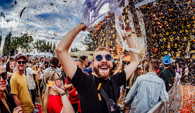 Festival Beats for Love láme rekordy, v pátek přišlo 40 tisíc lidí. Umělci vystupují i se zdravotními problémy