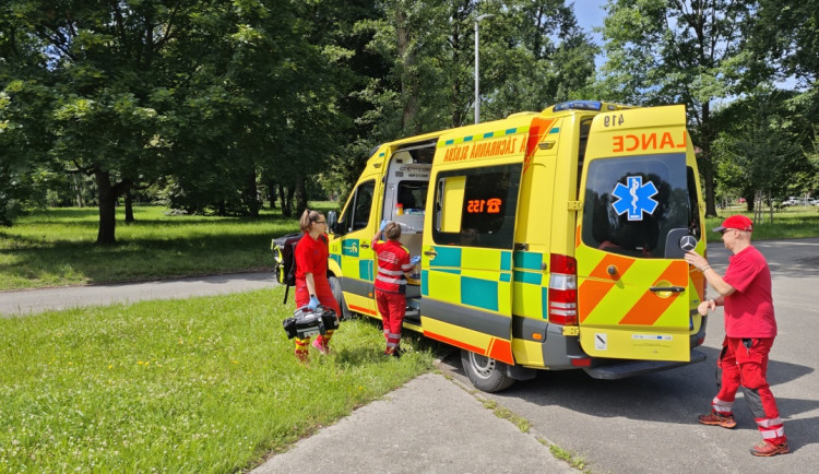 Motorkář z Opavska vyjel ze silnice a narazil do břehu příkopy. S vážnými zraněními skončil v péči záchranářů