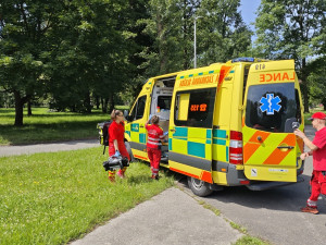Motorkář z Opavska vyjel ze silnice a narazil do břehu příkopy. S vážnými zraněními skončil v péči záchranářů