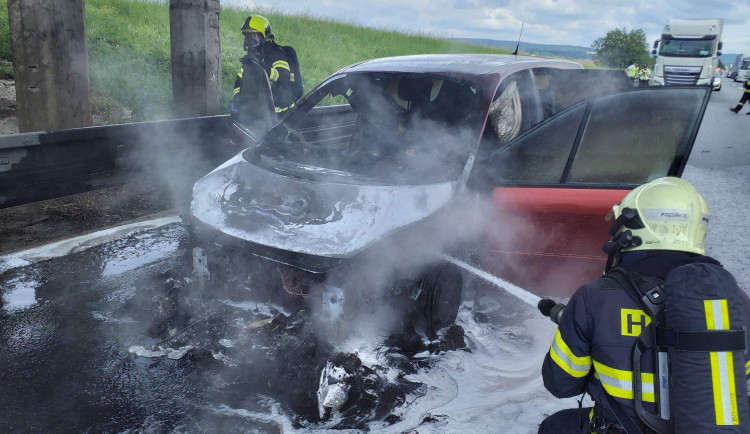 Požár osobního auta zastavil provoz na dálnici u Brna