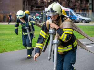 Noční požár bytu ve Frýdku-Místku způsobil škodu kolem milionu korun, hasiči evakuovali 12 lidí