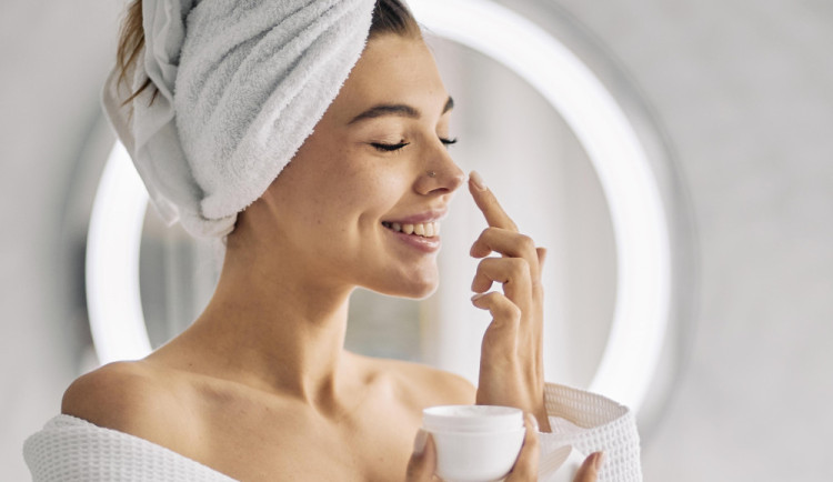 Jak na dokonale čistou pleť? Používejte správné přípravky, vlažnou vodu a samostatný ručník.