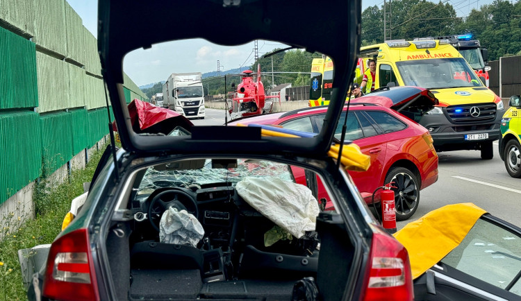 Vážná nehoda na Frýdecko-Místecku si vyžádala tři zraněné osoby