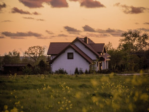 Jak zabezpečit dům před dovolenou? Nedávejte zlodějům zbytečné informace