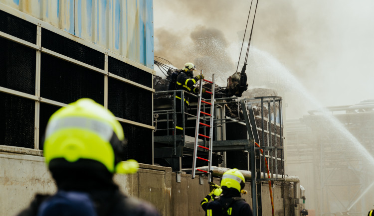 V Ostravě dnes hořela chladicí věž. Plameny způsobily škodu za necelých patnáct milionů