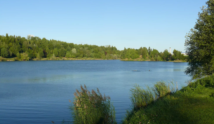 Šestnáctiletý hoch se ve středu utopil při koupání ve Stříbrném jezeře v Opavě, záchranáři měli cestou nehodu