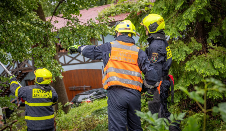 V Beskydech vrazilo auto do spadlého stromu, hasiči měli po bouřce 48 zásahů