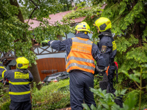 V Beskydech vrazilo auto do spadlého stromu, hasiči měli po bouřce 48 zásahů