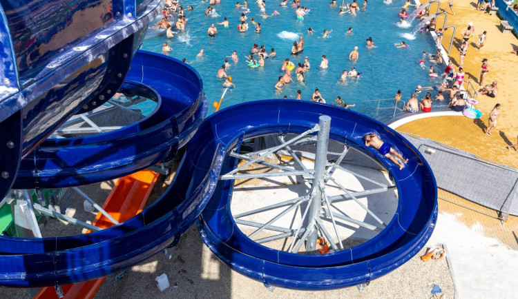 Havířovské koupaliště má nové tobogány a zrenovovanou skokanskou věž.