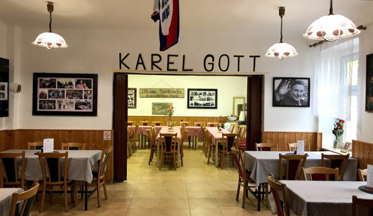 Dnes by Karel Gott oslavil 85. narozeniny. Vesnička, kam jezdil od dětství, mu věnovala muzeum