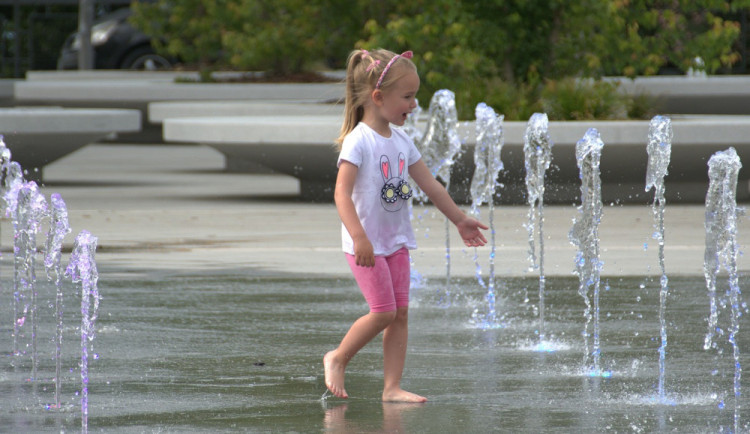 V části Česka teploty v pondělí a úterý opět překročí 31 stupňů.