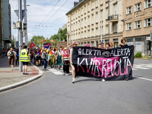 Ostravskými ulicemi v sobotu prošel duhový průvod. Účastníci upozornili na chybějící práva queer lidí v Česku