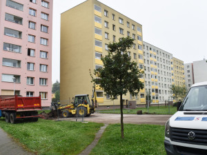 Ve Frýdku-Místku opravují sportoviště na sídlišti Slezská. Opotřebovaný povrch komplikoval sportovní výkony