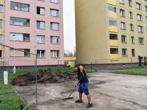 Ve Frýdku-Místku opravují sportoviště na sídlišti Slezská. Opotřebovaný povrch komplikoval sportovní výkony