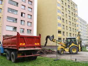 Ve Frýdku-Místku opravují sportoviště na sídlišti Slezská. Opotřebovaný povrch komplikoval sportovní výkony