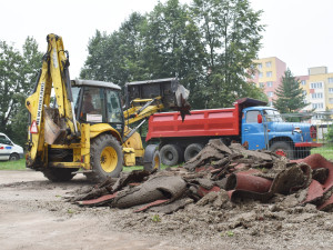 Ve Frýdku-Místku opravují sportoviště na sídlišti Slezská. Opotřebovaný povrch komplikoval sportovní výkony