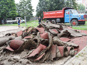 Ve Frýdku-Místku opravují sportoviště na sídlišti Slezská. Opotřebovaný povrch komplikoval sportovní výkony