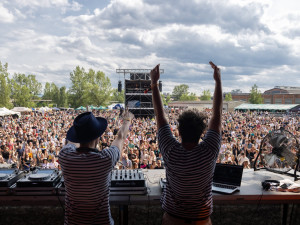 České dráhy a RegioJet posílí vlaková spojení na festival Colours of Ostrava, který začíná už ve středu