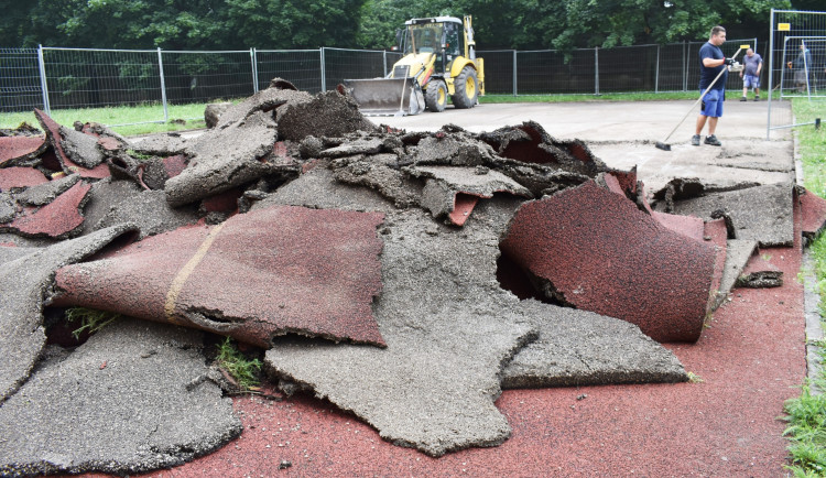 Ve Frýdku-Místku opravují sportoviště na sídlišti Slezská. Opotřebovaný povrch komplikoval sportovní výkony