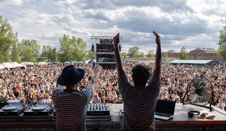 České dráhy a RegioJet posílí vlakové spoje na festival Colours of Ostrava, který začíná už ve středu