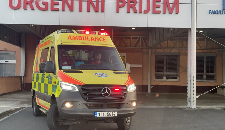 Muže na Frýdecko-Místecku u bazénu zasáhl elektrický proud. Záchranáři ho museli opakovaně resuscitovat