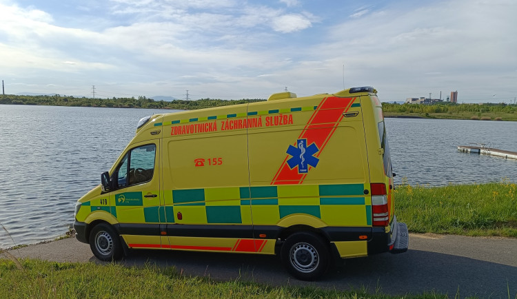 V Žermanické přehradě se topil pětiletý chlapec. Propadl se pod ním nafukovací kruh