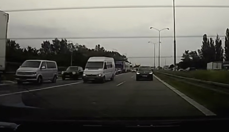 VIDEO: Muž si uřízl prsty a spěchal do nemocnice. Policie ho protáhla hustým provozem