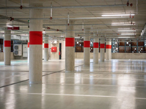 V parkovacím domě u městské nemocnice v Ostravě začal fungovat nový systém. Parkování zůstává zdarma