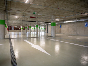 V parkovacím domě u městské nemocnice v Ostravě začal fungovat nový systém. Parkování zůstává zdarma