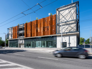 V parkovacím domě u městské nemocnice v Ostravě začal fungovat nový systém. Parkování zůstává zdarma