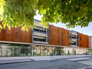 V parkovacím domě u městské nemocnice v Ostravě začal fungovat nový systém. Parkování zůstává zdarma