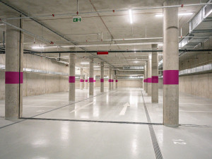 V parkovacím domě u městské nemocnice v Ostravě začal fungovat nový systém. Parkování zůstává zdarma