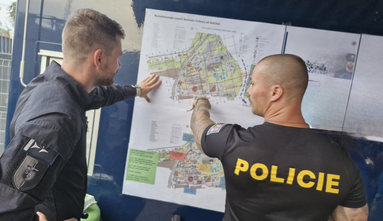 Policisté hledali ztracenou manželku a zabavovali drony, jinak se Colours of Ostrava problémům vyvarovaly