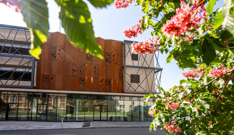 V parkovacím domě u městské nemocnice v Ostravě začal fungovat nový systém. Parkování zůstává zdarma