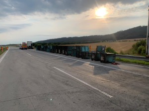 Požár kamionu na Novojičínsku v pondělí na čtyři hodiny zastavil dopravu na dálnici ve směru na Prahu