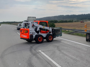 Požár kamionu na Novojičínsku v pondělí na čtyři hodiny zastavil dopravu na dálnici ve směru na Prahu