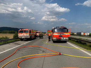 Požár kamionu na Novojičínsku v pondělí na čtyři hodiny zastavil dopravu na dálnici ve směru na Prahu