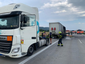 Požár kamionu na Novojičínsku v pondělí na čtyři hodiny zastavil dopravu na dálnici ve směru na Prahu
