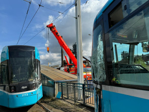 Srážka dvou tramvají výrazně komplikuje dopravu v Ostravě. Z centra se lidé nedostanou do Vítkovic a na Jih