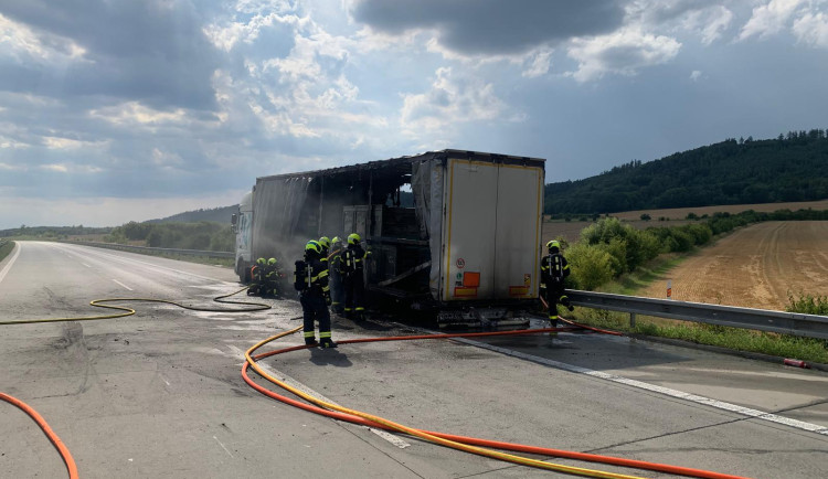 Požár kamionu na Novojičínsku v pondělí na čtyři hodiny zastavil dopravu na dálnici ve směru na Prahu