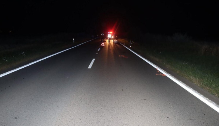 Po střetu s autem zemřel na Olomoucku cyklista. Mladíka, který ujel od nehody, kriminalisté vypátrali