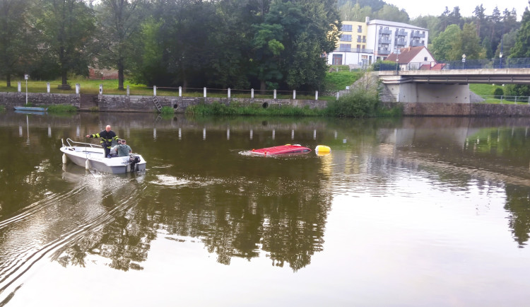 V Kolodějích nad Lužnicí sjela do řeky dodávka, s vyproštěním pomohli potápěči, motorový člun i cisterna