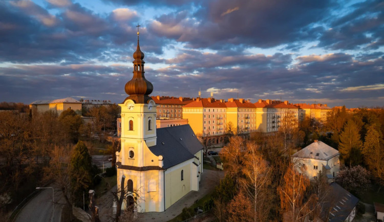 Kostel svatého Mikuláše v Porubě bude mít nové schodiště, staré kvůli majetkovým tahanicím chátralo