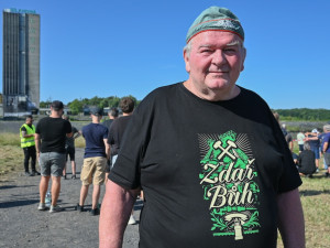 Cítíme se jako na pohřbu. Tisíce lidí sledovaly odstřel těžní věže Dolu Lazy.