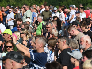 Cítíme se jako na pohřbu. Tisíce lidí sledovaly odstřel těžní věže Dolu Lazy.